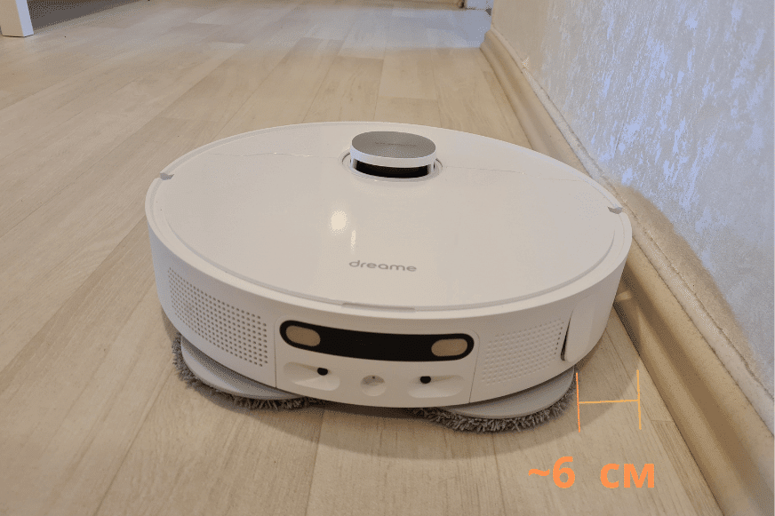 The Dreame L10s Ultra mops along the ledges.